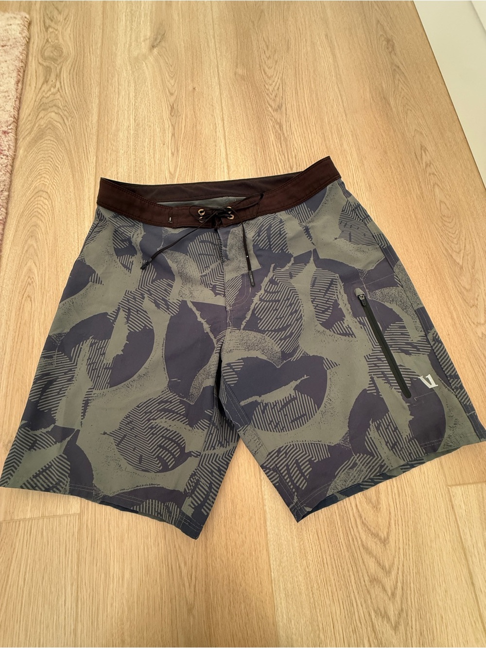 Vuori Cruise Boardshorts 7-inch in Frost Grey Fleur 30